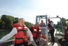 v.l.: LR Klinger, Vizebürgermeister Helmut Zöttl und, FF Steyr, Landesrat Ing. Wolfgang Klinger und Helmut Zöttl sitzen nebeneinander in einem Feuerwehr-Boot, das auf einem Fluss fährt, weiters im Boot ein Feuerwehrmann am Steuer, daneben Patrick Breitwieser und ein weiterer Feuerwehrmann sitzend. Alle tragen Schwimmwesten.