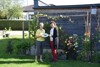 Marianne Hagenhofer aus Minning erhält die 100. Natur im Garten Plakette von Irmgard Minichberger, Natur im Garten OÖ