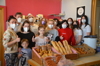 Schülerinnen und Lehrkräfte der Berufsschule 10 mit Körben mit selbst hergestelltem Gebäck und Würsten.