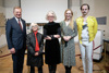 Landeshauptmann Thomas Stelzer, Dr.in Regina Pintar, Dr.in Petra-Maria Dallinger, Mag.a Margot Nazzal und Austrofred stehen nebeneinander in einem Ausstellungsraum 