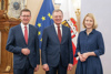 Landesrat Markus Achleitner, Landeshauptmann Mag. Thomas Stelzer und Landeshauptmann-Stellvertreterin Mag.a Christine Haberlander stehen nebeneinander in einem Repräsentationsraum, im Hintergrund EU- und Oberösterreich-Fahne