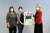 Gabriele Oberlinninger, Simone Heinz-Jahraus und Landeshauptmann-Stellvertreterin Mag.a Christine Haberlander, alle mit FFP2-Maske, stehen nebeneinander und halten ein Plakat zur Aktion in Händen mit Beschriftung Ich unterstütze Stop, weil... Gewalt nie die Antwort, sondern stets die hässlichste Seite unserer Zeit ist. Stop, Stadtteile ohne Partnergewalt, Mach auch du mit!