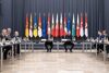 Die Teilnehmer des Landessicherheitsrates bei ihrer Sitzung im Steinernen Saal des Landhauses, im Hintergrund die Fahnen der Bundesländer, Österreichs und der Europäischen Union.