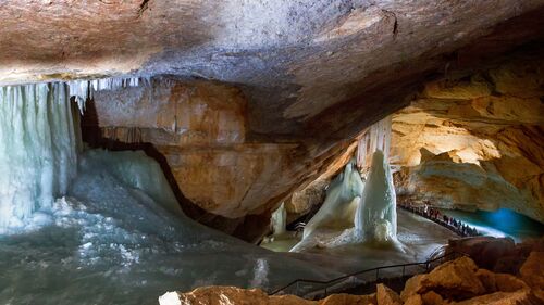 Eishöhle, große Eisformationen, Steg mit Menschen