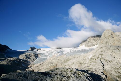 Dachstein, Hochgebirgslandschaft, Gletscher, Wolken über Felsgipfel 