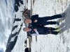 Familienreferent Landeshauptmann-Stv. Dr. Manfred Haimbuchner und Fachgruppenobmann Ing. Helmut Holzinger stehend im Schnee mit nach oben gereckten Daumen.