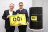 Wirtschafts- und Energie-Landesrat Markus Achleitner (r.) gemeinsam mit DI Dr. Gerhard Dell, Geschäftsführer OÖ Energiesparverband, (l.) bei der Präsentation der neuen Kampagne „Ganz Oberösterreich sagt Adieu Öl – Jetzt raus mit der Ölheizung“.