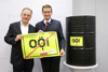 DI Dr. Gerhard Dell und Landesrat Markus Achleitner mit einem Schild, auf dem das Wort Öl durchgestrichen ist