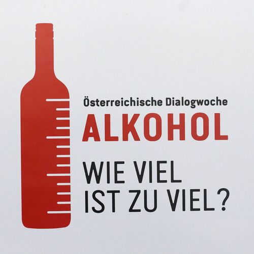 Tafel mit einer Flasche und der Aufschrift: Österreichische Dialogwoche Alkohol – Wie viel ist zu viel? 