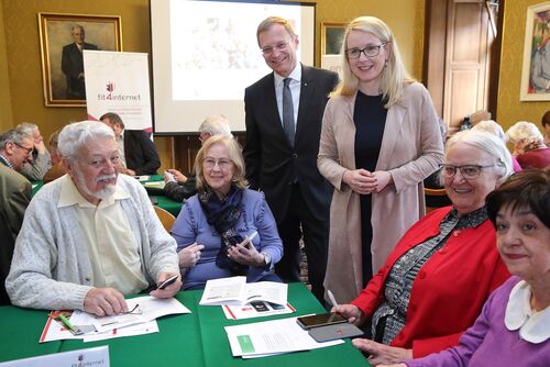 Landeshauptmann Mag. Thomas Stelzer und Bundesministerin für Digitalisierung und Wirtschaftsstandort Dr.in Margarete Schramböck mit Teilnehmer/innen des „Kaffee Digital“