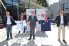 Horst Dilly, Landesrat Markus Achleitner und Mag. Andreas Winkelhofer halten Trainingsshirts, hinter ihnen stehen Andreas Holzinger und Heinz Rosenauer, diese halten Bälle mit dem Oberösterreich-Logo 