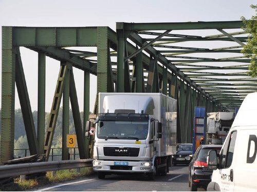 Donaubrücke Mauthausen mit PKW- und LKW Verkehr