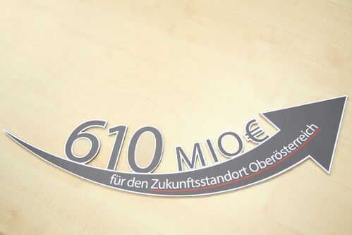 ein Pfeil, der rechts nach oben zeigt mit der Aufschrift: 610 Mio. Euro für den Zukunftsstandort Oberösterreich