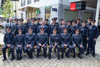 Die Polizistinnen und Polizisten der Polizeiinspektion St. Georgen im Attergau gemeinsam mit Ehrengästen auf dem Platz vor der Polizeiinspektion.
