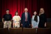 Sara Ostertag, Anja Lang, Landeshauptmann Mag. Thomas Stelzer, Julia Ransmayr und Mag.a Margot Nazzal stehen nebeneinander zwischen Sitzplatzreihen in einem Theater, im Hintergrund Bühne 