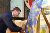 Wirtschafts- und Europa-Landesrat Markus Achleitner beim Unterzeichnen der Europa-Charta