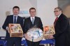 Dank an die Region Vysočina für die Vorsitzführung 2018 - v.l.: Kreishauptmann-Stv. Pavel Pacal, Wirtschafts- und Europa-Landesrat Markus Achleitner, Kreishauptmann Jirí Behounek