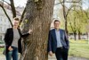 Klimastadträtin Mag.a Eva Schobesberger und Umwelt- und Klima-Landesrat Stefan Kaineder stehen vor einem Baum im Linzer Landhauspark