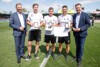 Landeshauptmann Thomas Stelzer, Oliver Glasner, Michael Angerschmid, Ronald Brunmayr ihre Auszeichnungen haltend und Landesrat Markus Achleitner stehen am Spielfeld im Fußballstadion.