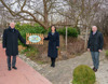 Bundeministerin Elisabeth Köstinger und die Landesräte Dr. Martin Eichtinger und Max Hiegelsberger in einem Garten halten einen kleinen Gartenzaun, darauf ein Schild mit Aufschrift Naturgarten