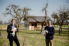 Landesrat Stefan Kaineder und Manfred Söllradl, jeder hält ein Huhn in Händen, im Hintergrund Streuobstwiese und Holzhütte