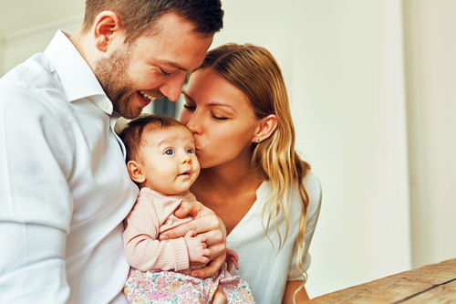 Glückliche Eltern mit ihrem Baby.