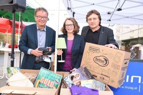 Landesrat Anschober, Stadträtin Magistra Schobesberger und Mag. Zwicker von der Volkshilfe OÖ präsentieren die neuen ReVital-Boxen an der Ecke Landstraße/Bethlehemstraße in Linz