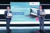 Upper Austrian Research-Geschäftsführer Wilfried Enzenhofer und Wirtschafts- und Forschungs-Landesrat Markus Achleitner mit Laptops vor einem Sujet               , das die Online-Expo UAR Innovation Network 360 bewirbt.