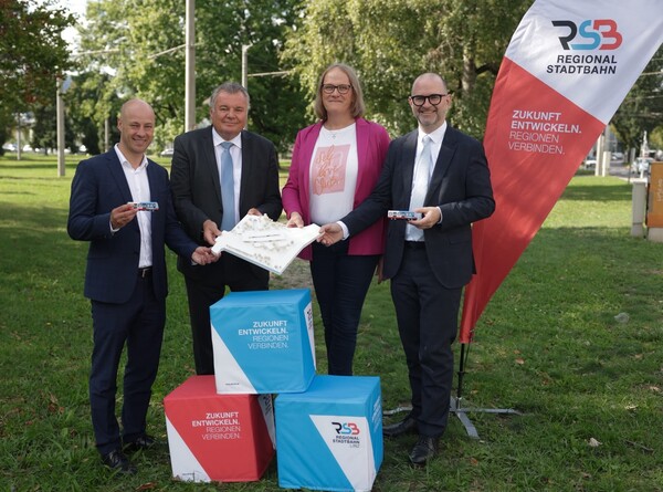 Vizebürgermeister Martin Hajart, Landesrat Günther Steinkellner, Schiene OÖ-Geschäftsführerin Sonja Wiesholzer, Bürgermeister Dietmar Prammer. 