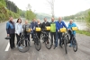 V.l.: NR-Abg. Hermann Brückl, Petra Riffert (GF TVB Donau), NR-Abg. August Wöginger, Wirtschafts- und Tourismus-Landesrat Markus Achleitner, Karin Wundsam (Obfrau Werbegemeinschaft Donau), Bgm. Roland Pichler (Engelhartszell), Bgm. Engelbert Leitner (Waldkirchen), Landtagspräsident a.D. Friedrich Bernhofer und LH-Stv. a.D. Franz Hiesl stehen gemeinsam auf einer Straße. Wöginger, Achleitner, Pichler, Bernhofer und Hiesl halten jeweils ein Fahrrad, im Hintergrund Wald, Straße, Donau.