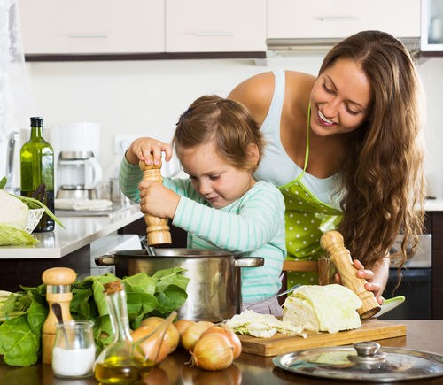 Mutter und Kleinkind beim Suppenkochen