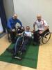 Wirtschafts- und Sport-Landesrat Markus Achleitner testete ein Handbike – v.l.: Christoph Etzlstorfer, LR Markus Achleitner und Walter Ablinger