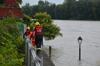 Freiwillige Feuerwehr Schärding beim Aufbau des Hochwasserschutzes