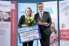 v.l.: Die Gesamtsiegerin des INNOVATIONawards FH Wels 2020, Kerstin Fürnweger MSc, mit Wirtschafts- und Forschungs-Landesrat Markus Achleitner.