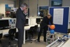 Wirtschafts-Landesrat Dr. Michael Strugl zu Besuch im Regelungstechnik-Labor der FH OÖ Wels: Das regelungstechnische Highlight war das „ball on ball“, wobei eine Bowlingkugel eine zweite Bowlingkugel balanciert, ohne dass sie herunterfällt