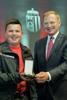 Landeshauptmann Thomas Stelzer überreichte dem 14-jährigen Luca Sinzinger die Lebensretter-Medaille des Landes OÖ.