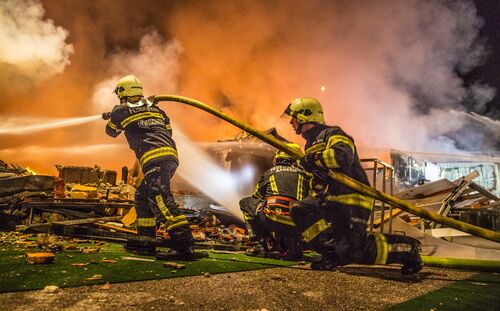 Die Feuerwehr beim Löschen eines Fachmarkts in Marchtrenk.