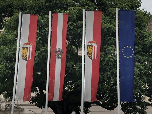 Vier Fahnen  - zwei für Oberösterreich, eine für Österreich, eine für die Europäische Union - nebeneinander auf Fahnenstangen