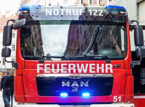 Fahrzeug der Feuerwehr mit Blaulicht