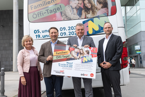 Renate Katzmayr, Leiterin der Gruppe Familie, Familienreferent Landeshauptmann-Stv. Manfred Haimbuchner, Infrastruktur-Landesrat Günther Steinkellner, Klaus Wimmer, Geschäftsführer OÖ Verkehrsverbund Gesellschaft. 