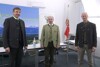 Johann Feßl, Landesrat Max Hiegelsberger und Herbert Sieghartsleitner vor einem Konferenztisch, dahinter ein Plakat mit Aufschrift Zukunft Landwirtschaft 2030 und eine Oberösterreich-Fahne