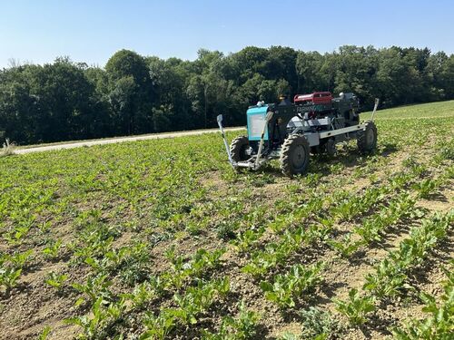 Hackroboter im Einsatz auf einem Feld.