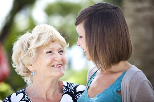 Ältere und jüngere Frau im Gespräch