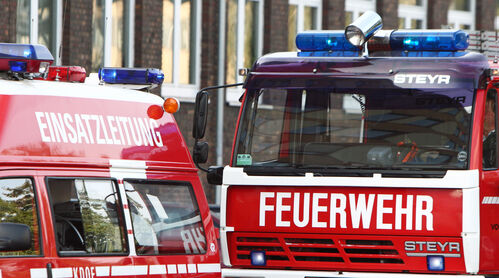 Zwei Feuerwehrfahrzeuge im Einsatz