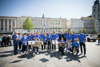 Eine Gruppe von jungen Musikerinnen und Musikern steht mit Landeshauptmann Mag. Thomas Stelzer und Landtagspräsident Max Hiegelsberger im Halbkreis am Linzer Hauptplatz.