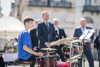 Ein junger Musiker sitzt am Schlagzeug; rechts neben ihm stehen Landeshauptmann Mag. Thomas Stelzer, Landtagspräsident Max Hiegelsberger und zwei weitere Personen.