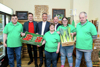 Landesrat Wolfgang Hattmannsdorfer gemeinsam mit Lebenshilfe OÖ Präsident Stefan Hutter, Bürgermeister Bernd Schützeneder und Beschäftigten im Florianer Laden mit Obst- und Gemüsekisten.