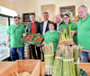 Landesrat Wolfgang Hattmannsdorfer gemeinsam mit Lebenshilfe OÖ Präsident Stefan Hutter, Bürgermeister Bernd Schützeneder und Beschäftigten im Florianer Laden mit Obst- und Gemüsekisten, sowie Spargel im Vordergrund.