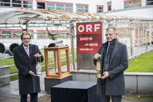 Landeshauptmann Mag. Thomas Stelzer und Mag. Kurt Rammerstorfer mit Friedenslicht vor dem ORF-Landesstudio Oberösterreich 