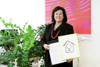 Landesrätin Birgit Gerstorfer mit Unterschriftenliste und einem kleinen Plakat mit Aufschrift Frauenhaus Braunau, dazu das Symbol für Haus und Frau